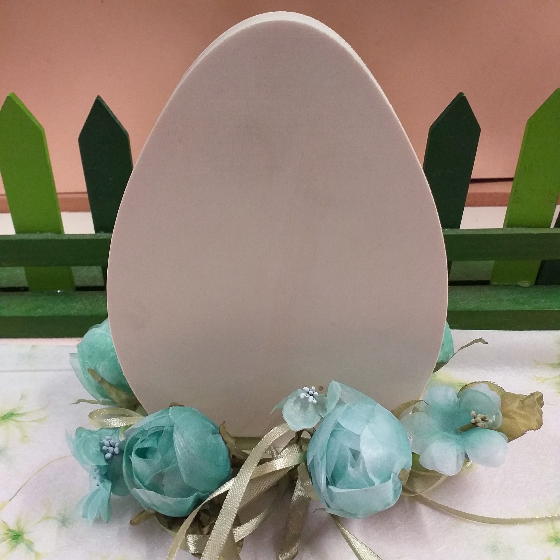 composizione uovo legno piatto + giro-candela rose boccioli foglie verdi colore tiffani-pastello nastrini uso centrotavola composizione floreale allestimento matrimonio pasquale vetrinistica fiori finti artificiali di stoffa organza