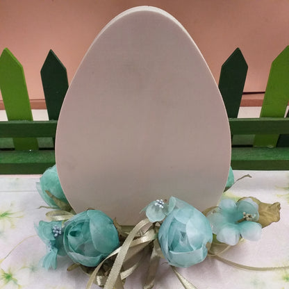 composizione uovo legno piatto + giro-candela rose boccioli foglie verdi colore tiffani-pastello nastrini uso centrotavola composizione floreale allestimento matrimonio pasquale vetrinistica fiori finti artificiali di stoffa organza