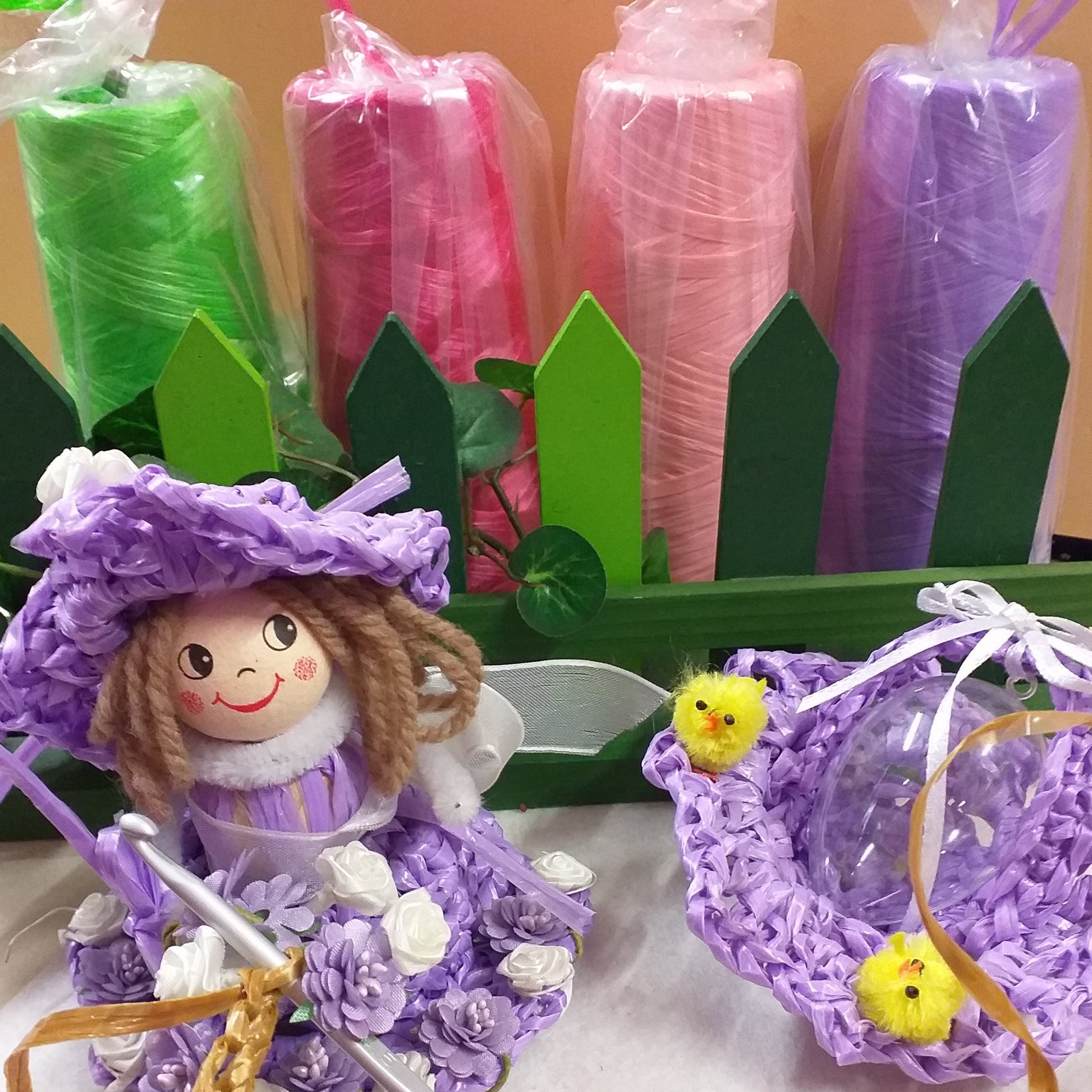 colori pasquali verde chiaro fucsia rosa lilla lavanda glicine rafia sintetica per uncinetto idee bambola e cestino piccolo porta uova pulcini