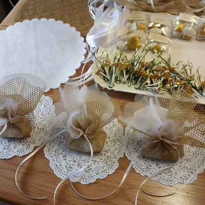 come confezionare con tulle rete nastrino fiorellini roselline confetti mandorla bigliettino sacchetti bomboniere anniversario matrimonio cinquantesimo nozze oro 50 anni