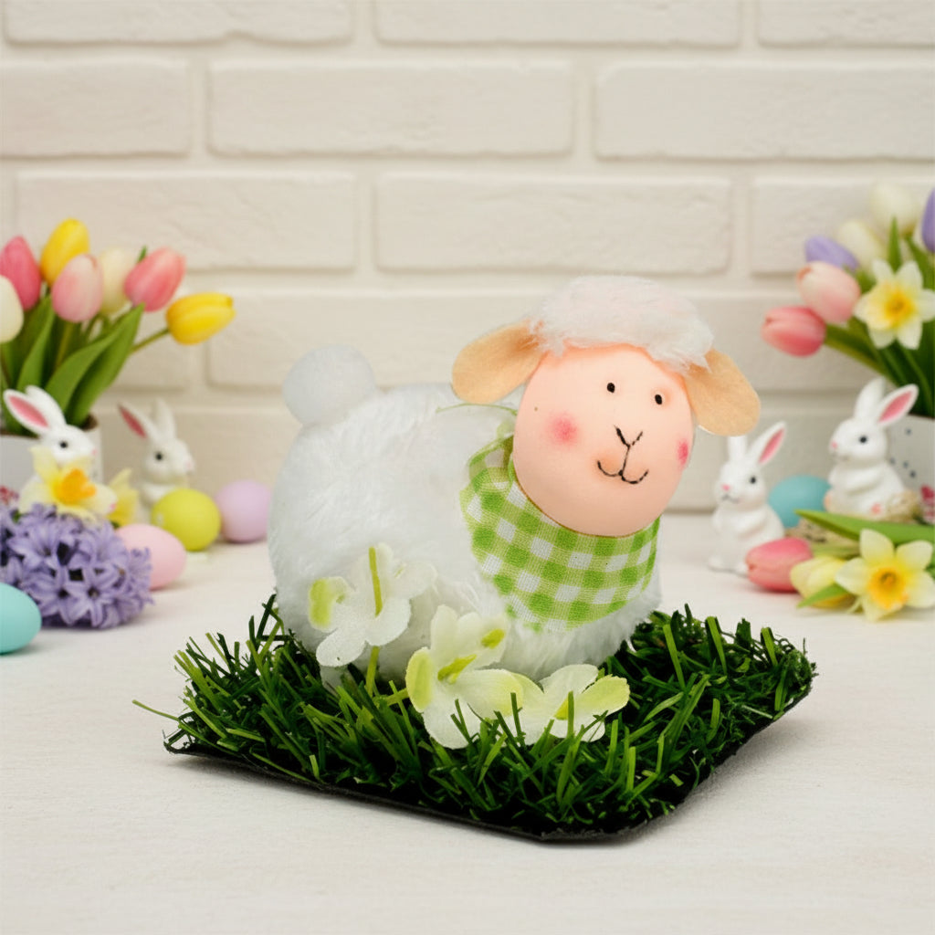 bambola di pecora di pezza tessuto riccio peluche decorazioni pasquali addobbi fai da te per vetrina allestimento idea packaging su prato verde finto con fiorellini