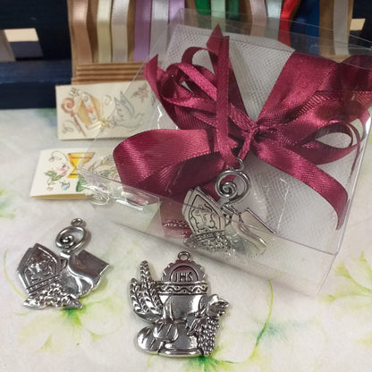coccarda bordeaux ciondolo segnaposto Calice Comunione spighe uva pane Mitria Cresima giglio pastorale icona Sacra religiosa applicazione metallo con simboli bigliettino confezione confetti tulle scatolina bomboniera