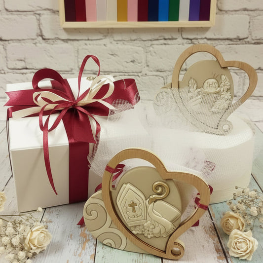 bordeaux o altri colori resina legno icone sacre cuore confezionate confetti con sacchetti tulle Comunione Cresima bimba bimbo bomboniere religiose simboli cerimonia Calice spighe uva Mitria pastorale