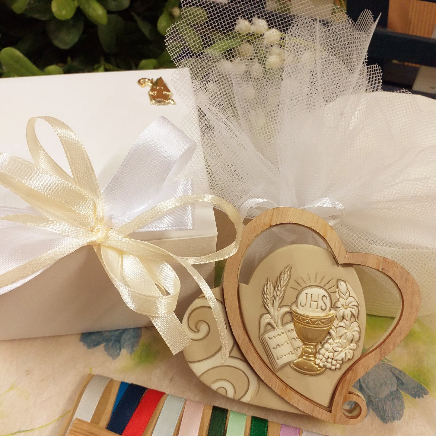 bianco panna e confezionamento ricordino pensierino di resina legno icone sacre cuore Sentimental confezionate confetti con sacchetti tulle Comunione Cresima bomboniere religiose simboli cerimonia Calice spighe uva