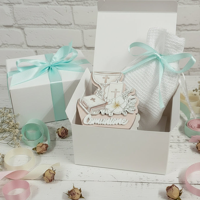 ricordino regalino Prima Comunione bomboniera sacra religiosa icona legno scritta e simboli calice Vangelo cero confezionata confetti sacchetto bianco scatola astuccio nastrino colore-tiffani chiaro o altri raso pastello