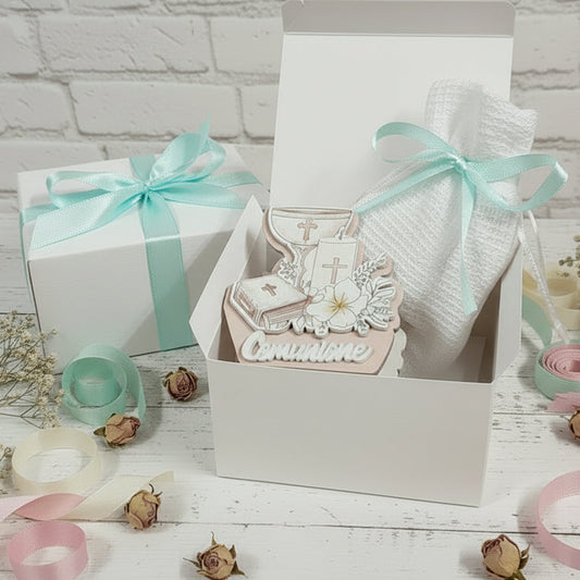 ricordino regalino Prima Comunione bomboniera sacra religiosa icona legno scritta e simboli calice Vangelo cero confezionata confetti sacchetto bianco scatola astuccio nastrino colore-tiffani chiaro o altri raso pastello