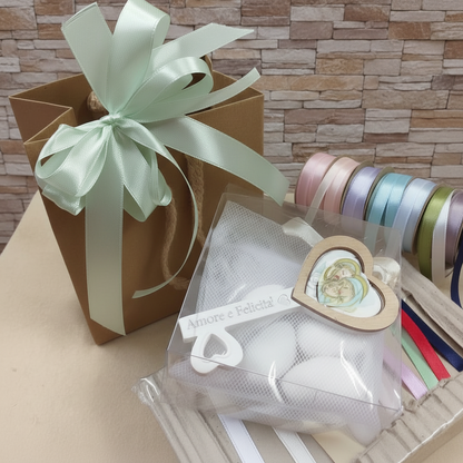 verde salvia e colori vari pastello per confezionamento bambino maschietto bimba femminuccia simboli pensiero ricordo chiave icona sacra religiosa frase stampata Amore e Felicità bomboniera comunione cresima confezionata 5 confetti con rappresentazione Sacra Famiglia