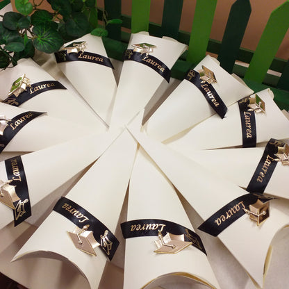 allestimento torta di scatoline con simboli tocco cappello dorato nastro cono portaconfetti laurea bomboniere per confezionamento confetti packaging o fai da te