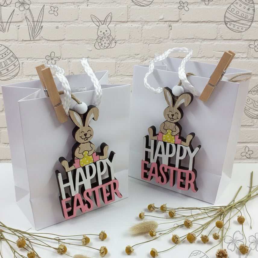 scritta Happy Easter clip mollettina borsina sportina bianca shopper coniglietti legno colorato ovetti ciondoli perla uso chiudipacco segnaposto pasquale decorazioni addobbi vetrine confezioni regalo packaging