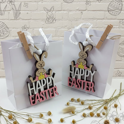 scritta Happy Easter clip mollettina borsina sportina bianca shopper coniglietti legno colorato ovetti ciondoli perla uso chiudipacco segnaposto pasquale decorazioni addobbi vetrine confezioni regalo packaging