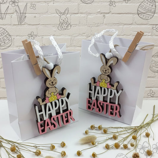 scritta Happy Easter clip mollettina borsina sportina bianca shopper coniglietti legno colorato ovetti ciondoli perla uso chiudipacco segnaposto pasquale decorazioni addobbi vetrine confezioni regalo packaging