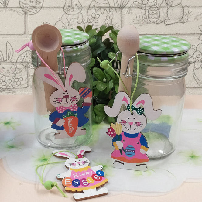 barattolo ermetico tappo ceramica prendi-miele composizione con  ciondoli coniglietti pasquali colorati arancio rosa blu happy easter scritta welcome ovetti fiori uso packaging segnaposto idea regalo sorpresa ovetti cioccolato gadget souvenir