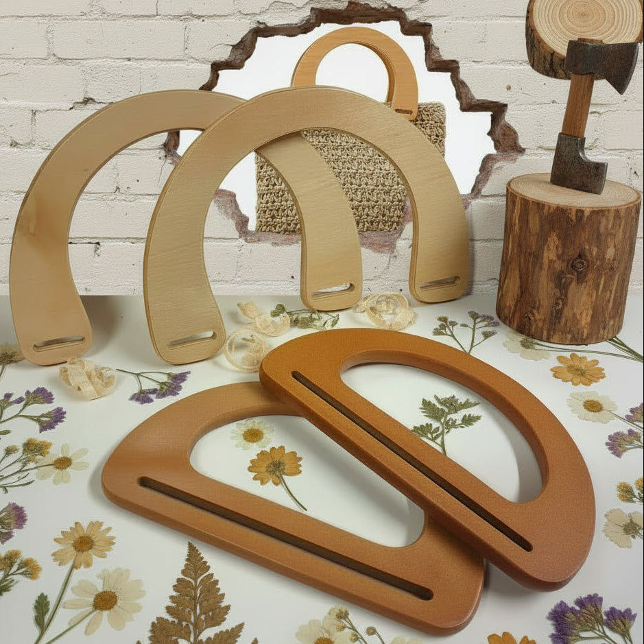 forma mezzaluna e ovale a D legno chiaro e colore marrone mattone coppia di 2 manici per borse uncinetto fai da te con filati rustici come la rafia, ambientazione green fiori secchi e tronchi, muro vintage