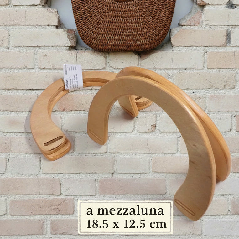 a mezzaluna 18.5 x 12.5 cm 2 manici di legno chiaro Stafil con agganci laterali per borse uncinetto estive di materiali naturali rustici come la paglia marrone o la rafia