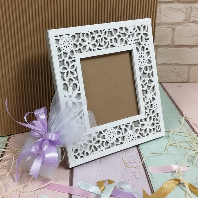 bomboniere da tavolo cornici portafotografie legno particolari originali quadrata fiori shabby chic arredo eco-friendly consigliate laurea compleanno matrimonio battesimo comunione confezione confetti bianco lilla