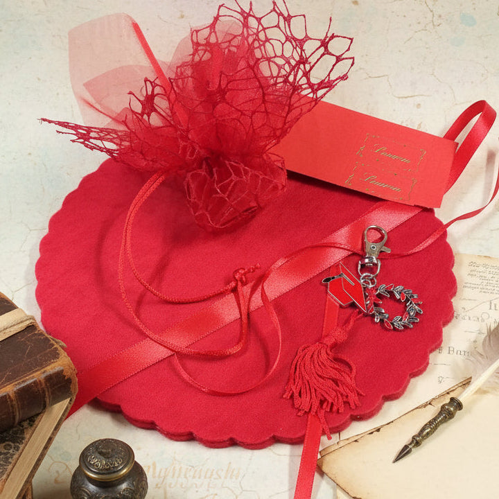 kit creare composizione fai da te bigliettino bomboniera da confezionare portachiavi laurea di metallo corona d'alloro tocco cappello smaltato rosso nappina bigliettino sacchetto portaconfetti rete con tirante bigliettino tulle velo di fata
