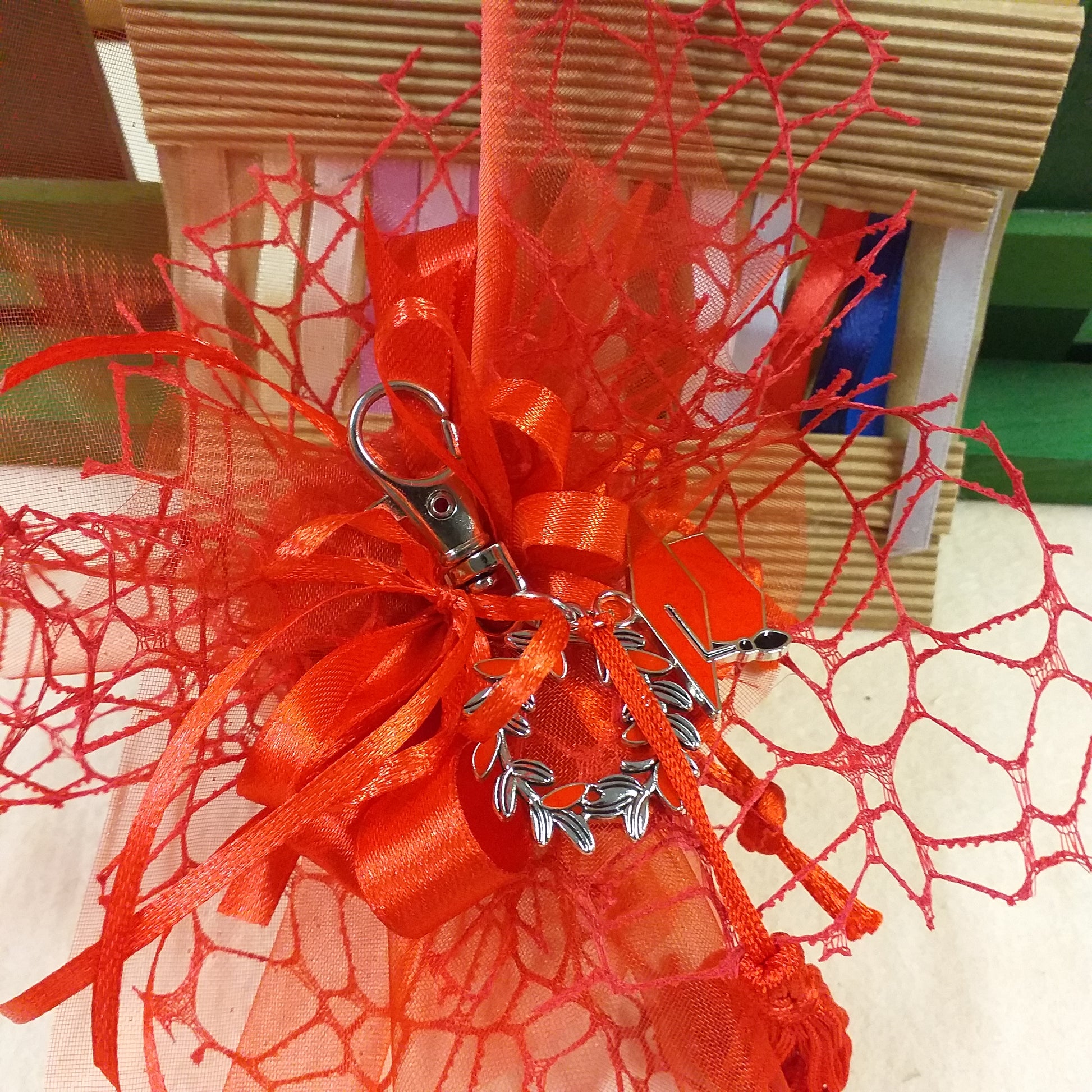 tutto rosso portaconfetti laurea confezionare packaging composizione nastro bigliettino bomboniera confetti portachiavi laurea di metallo corona d'alloro tocco cappello nappina