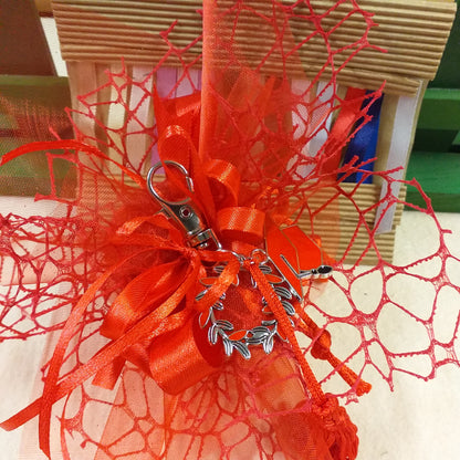 tutto rosso portaconfetti laurea confezionare packaging composizione nastro bigliettino bomboniera confetti portachiavi laurea di metallo corona d'alloro tocco cappello nappina