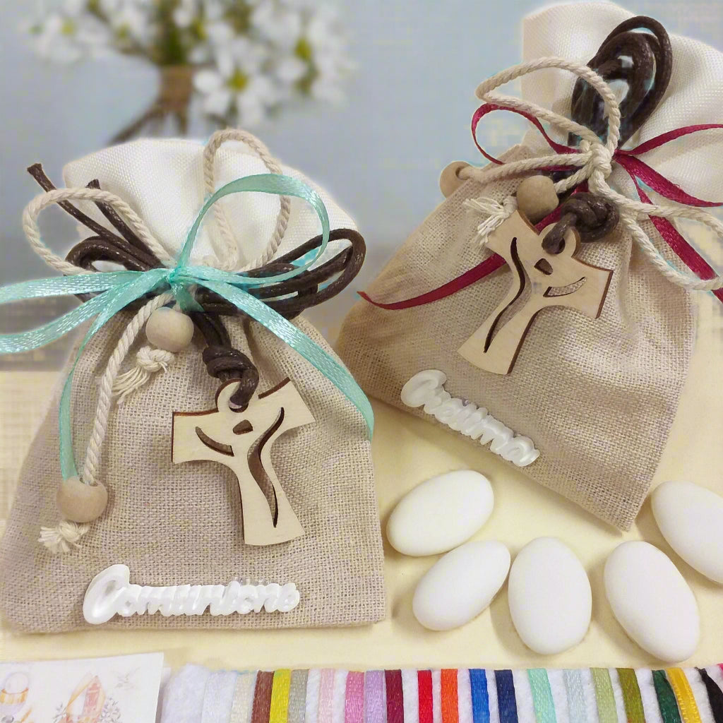 vetrina shop bomboniere portaconfetti sacchetti juta-cotone con applicazione gessetto scritta Comunione Cresima confezionato confetti bigliettino simboli  collana corda marrone Croce Tau legno francescana perle