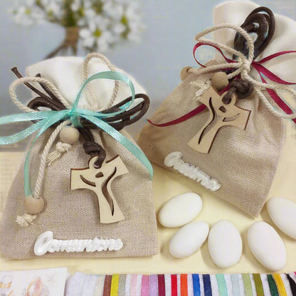vetrina shop bomboniere portaconfetti sacchetti juta-cotone con applicazione gessetto scritta Comunione Cresima confezionato confetti bigliettino simboli  collana corda marrone Croce Tau legno francescana perle