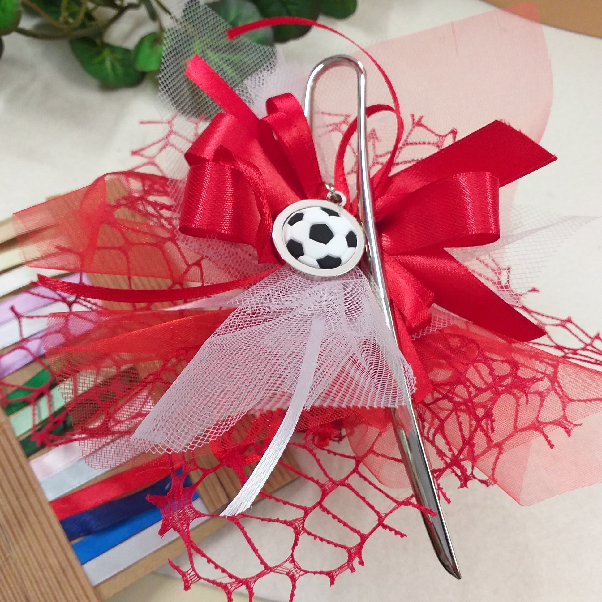 segnaposto packaging confezionamento bianco rosso segnalibro pallone calcio bomboniere tema sport confezionate Italian confetti sacchetto rete pizzo bigliettino Prima Comunione Cresima 18 anni laurea matrimonio