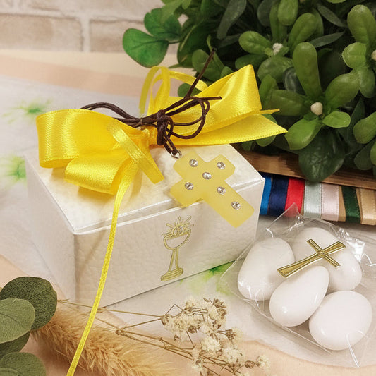 ciondolo Croce simil-polaris resina gialla strass brillantini collanina cordino marrone bomboniera Prima Comunione Santa Cresima confezionata confetti con scatolina astuccio bianca bigliettino nastri colori a scelta e fiocco giallo