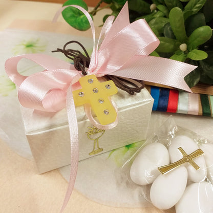 rosa chiaro per ragazza ciondolo Croce simil-polaris resina gialla strass brillantini collanina cordino marrone bomboniera Prima Comunione Santa Cresima confezionata confetti con scatolina astuccio bianca bigliettino