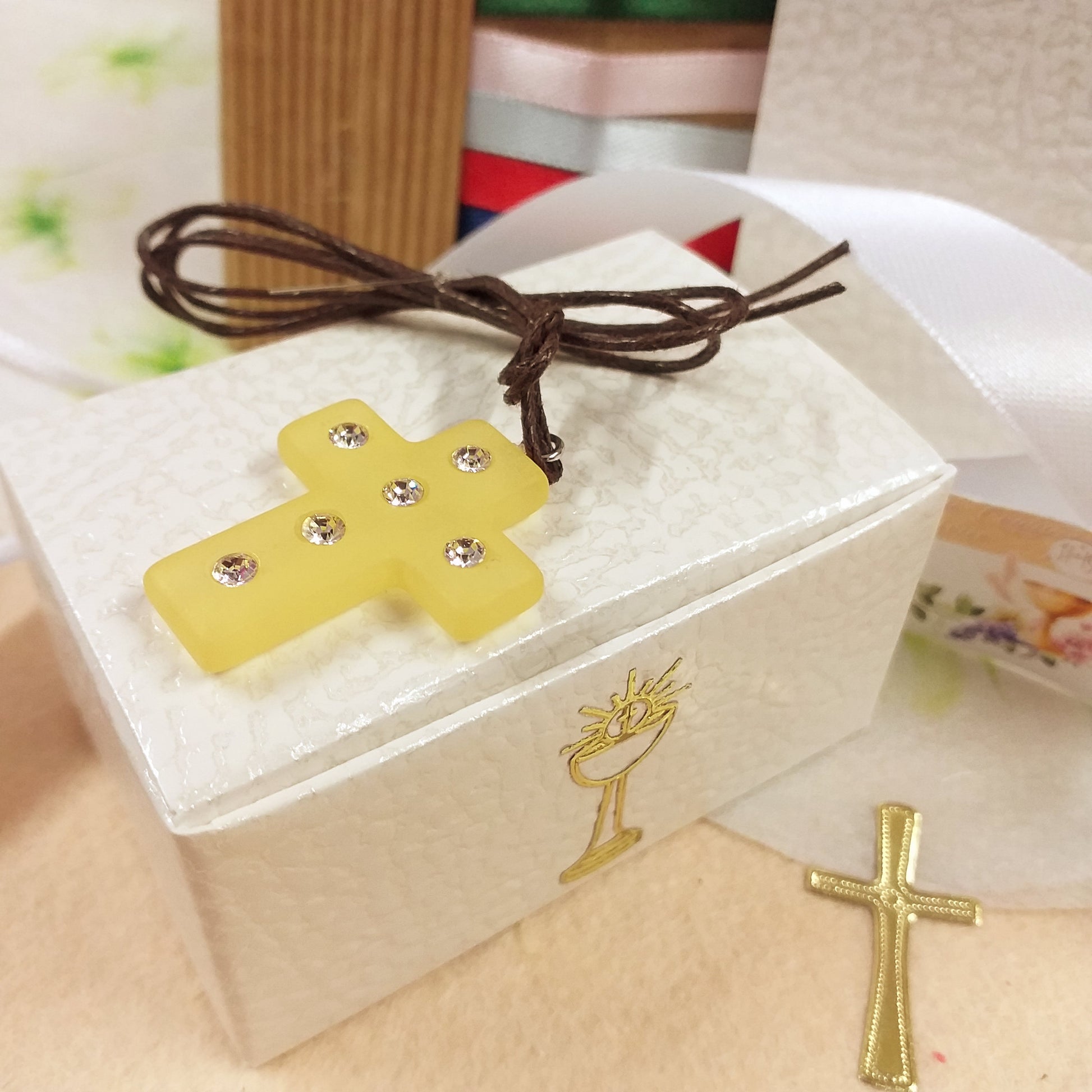 kit fai da te ciondolo Croce simil-polaris resina gialla strass brillantini collanina cordino marrone bomboniera Prima Comunione Santa Cresima da confezionare packaging scatolina astuccio bianca sticker nastrini