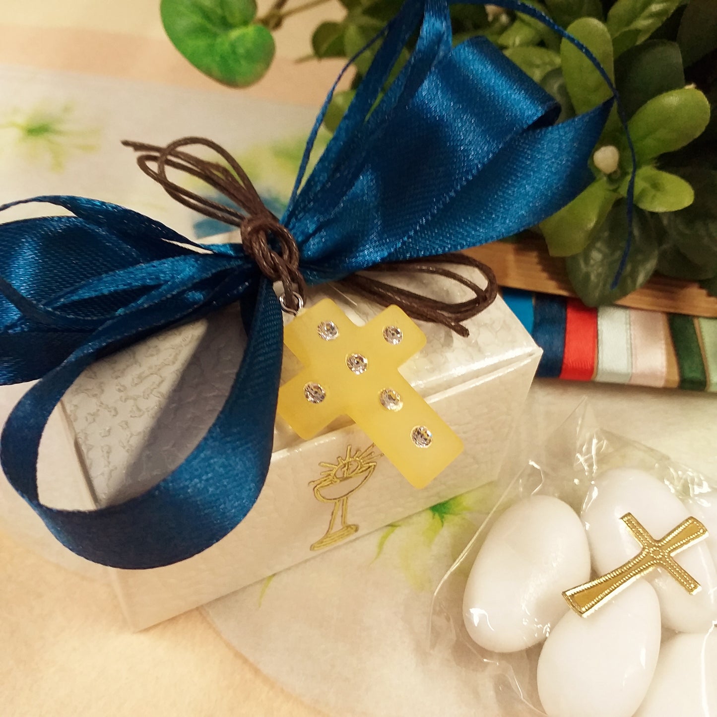 blu fiocco coccarda e scelta altri colori ciondolo Croce simil-polaris resina gialla strass brillantini collanina cordino marrone bomboniera Prima Comunione Santa Cresima confezionata confetti con scatolina astuccio bianca bigliettino
