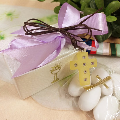 fiocco coccarda lilla pastello per bambina ragazza ciondolo Croce simil-polaris resina gialla strass brillantini collanina cordino marrone bomboniera Prima Comunione Santa Cresima confezionata confetti con scatolina astuccio bianca bigliettino