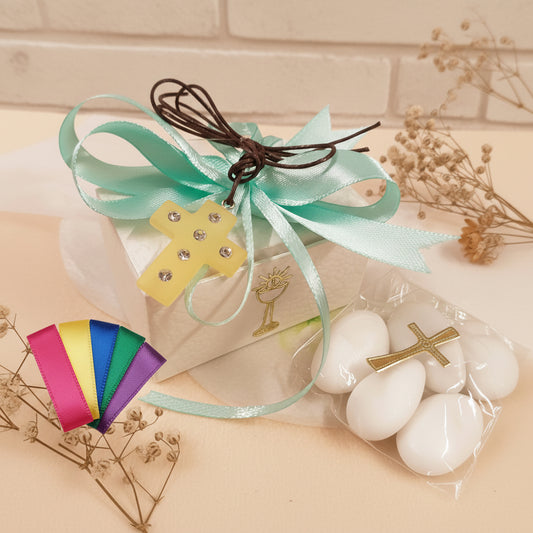 fiocco coccarda tiffani-pastello e ciondolo Croce simil-polaris resina gialla strass brillantini collanina cordino marrone bomboniera Prima Comunione Santa Cresima confezionata confetti con scatolina astuccio bianca bigliettino