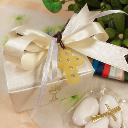 panna e bianco ciondolo Croce simil-polaris resina gialla strass brillantini collanina cordino marrone bomboniera Prima Comunione Santa Cresima confezionata confetti con scatolina astuccio bianca bigliettino