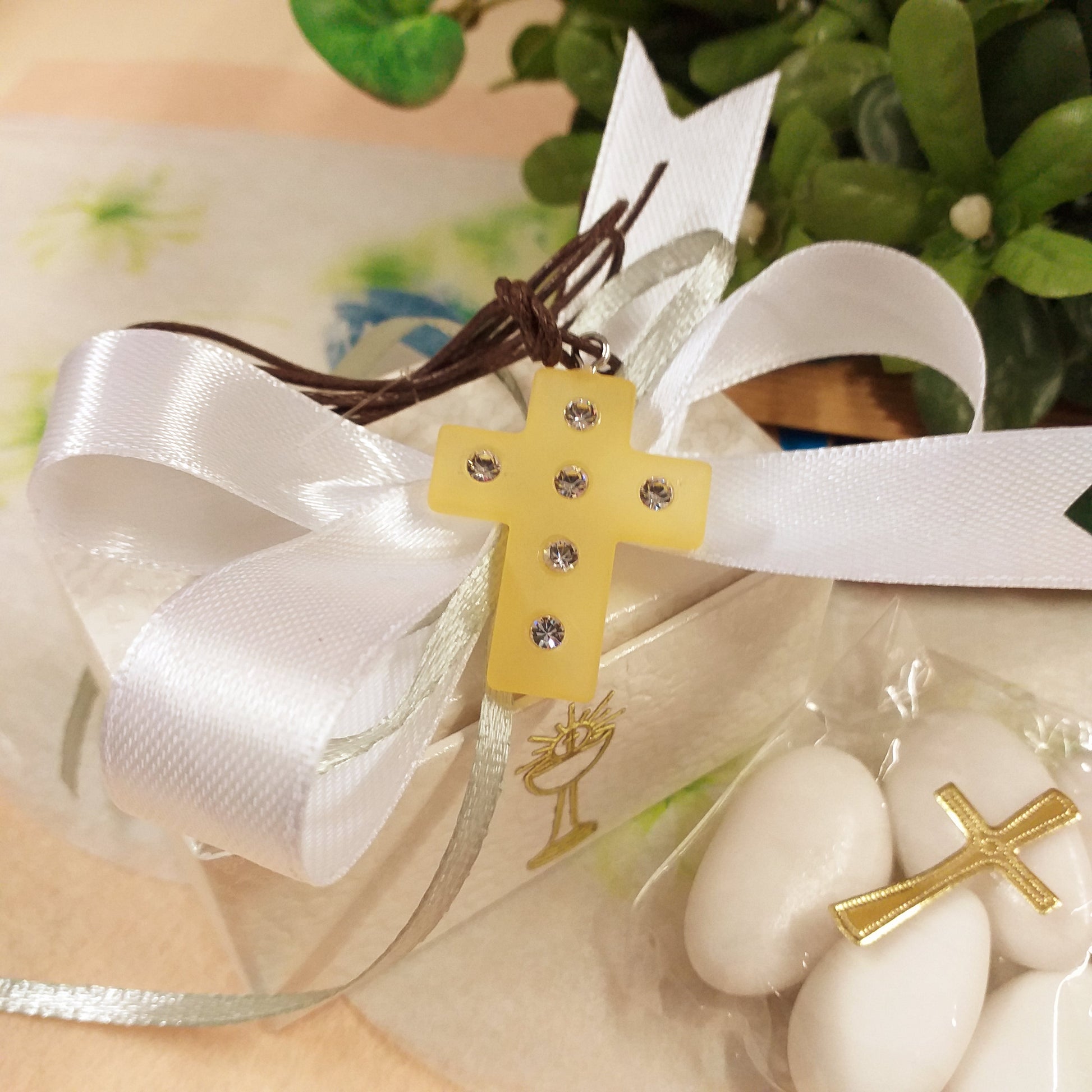 coccarda fiocco bianco e ciondolo Croce simil-polaris resina gialla strass brillantini collanina cordino marrone bomboniera Prima Comunione Santa Cresima confezionata confetti con scatolina astuccio bianca bigliettino