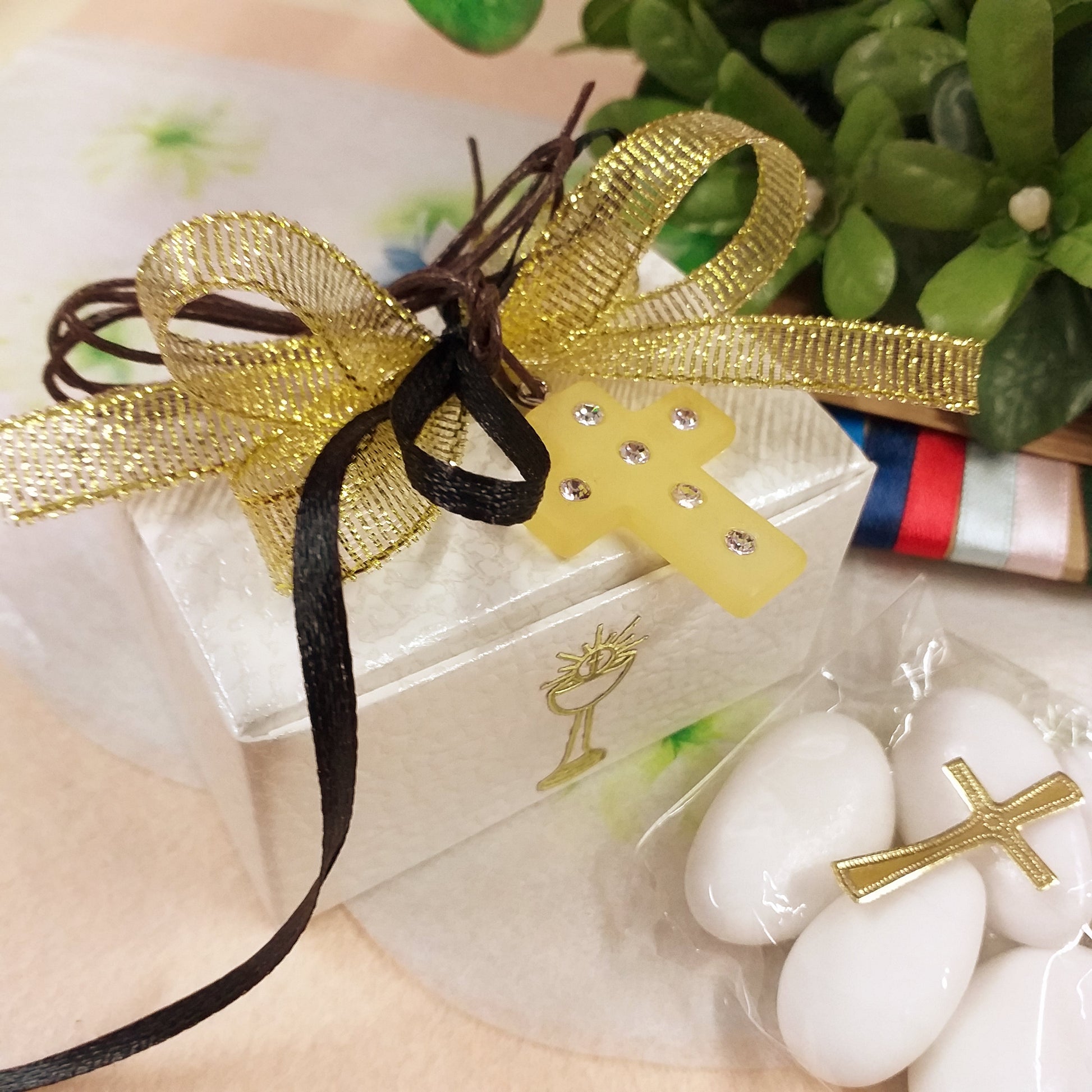 fiocco dorato ciondolo Croce simil-polaris resina gialla strass brillantini collanina cordino marrone bomboniera Prima Comunione Santa Cresima confezionata confetti con scatolina astuccio bianca bigliettino