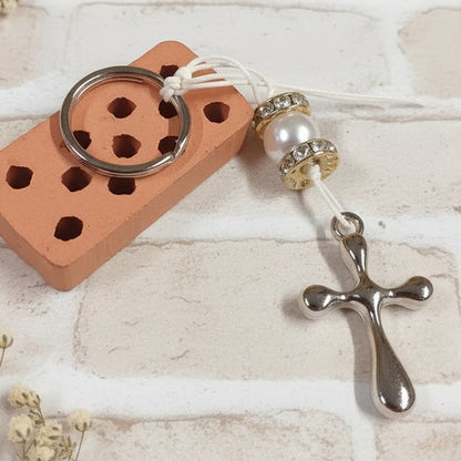 portachiavi bomboniera realizzato artigianale con croce resina acrilica ciondolo pendente filo cerato rondelle strass brillantini perla bianca gancio