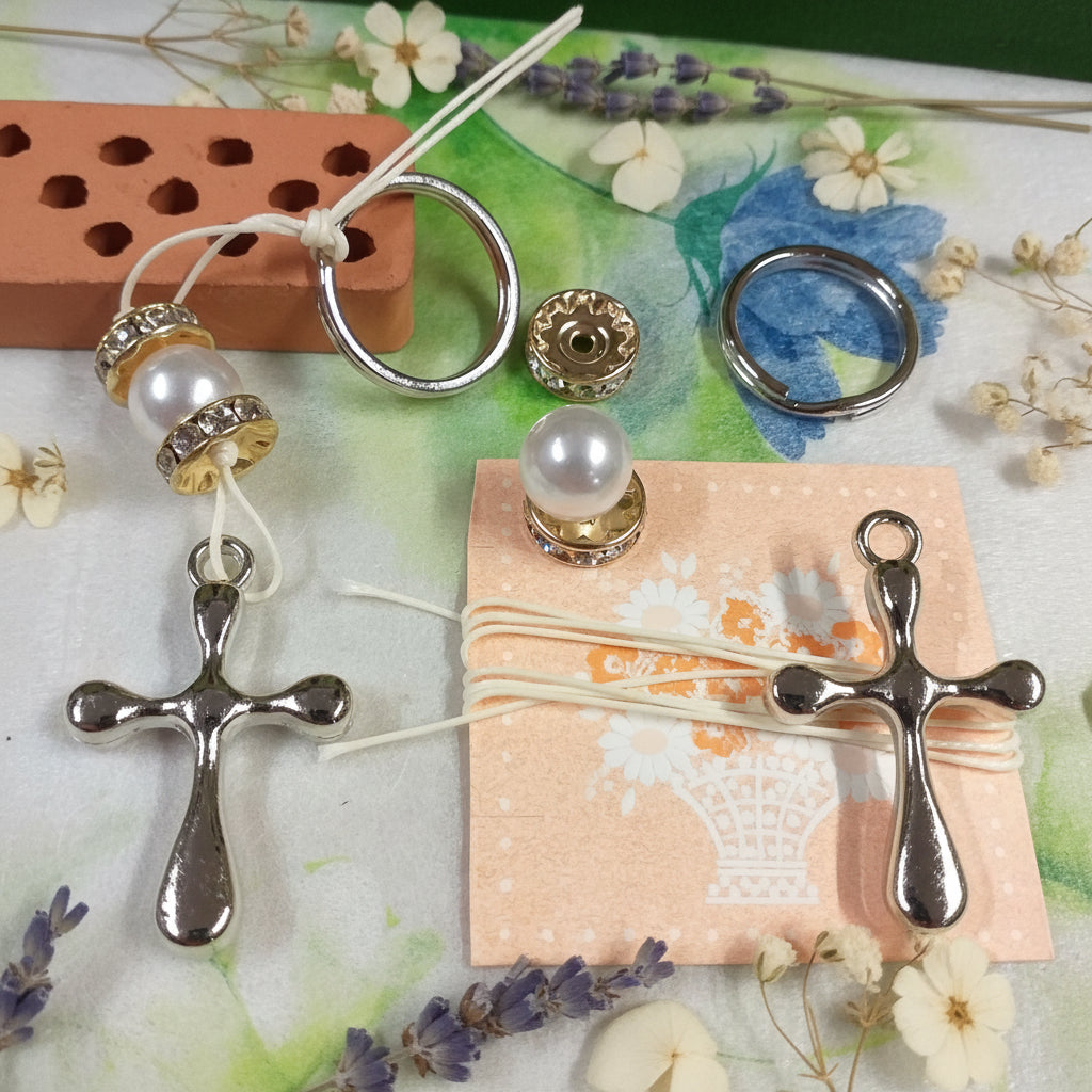 croce resina acrilica per bomboniere kit fai da te costruire portachiavi con ciondolo pendente filo cerato rondelle strass brillantini perla bianca gancio portachiavi