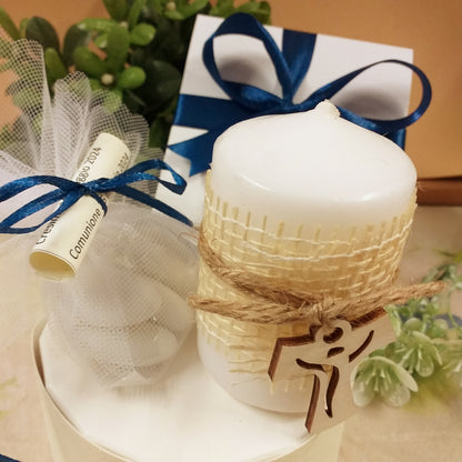packaging bianco blu candela bianca cero lunga durata lumino bomboniera juta corda ciondolo Croce Tau legno confezionata confetti tulle e scatolina bomboniera green per Comunione Cresima