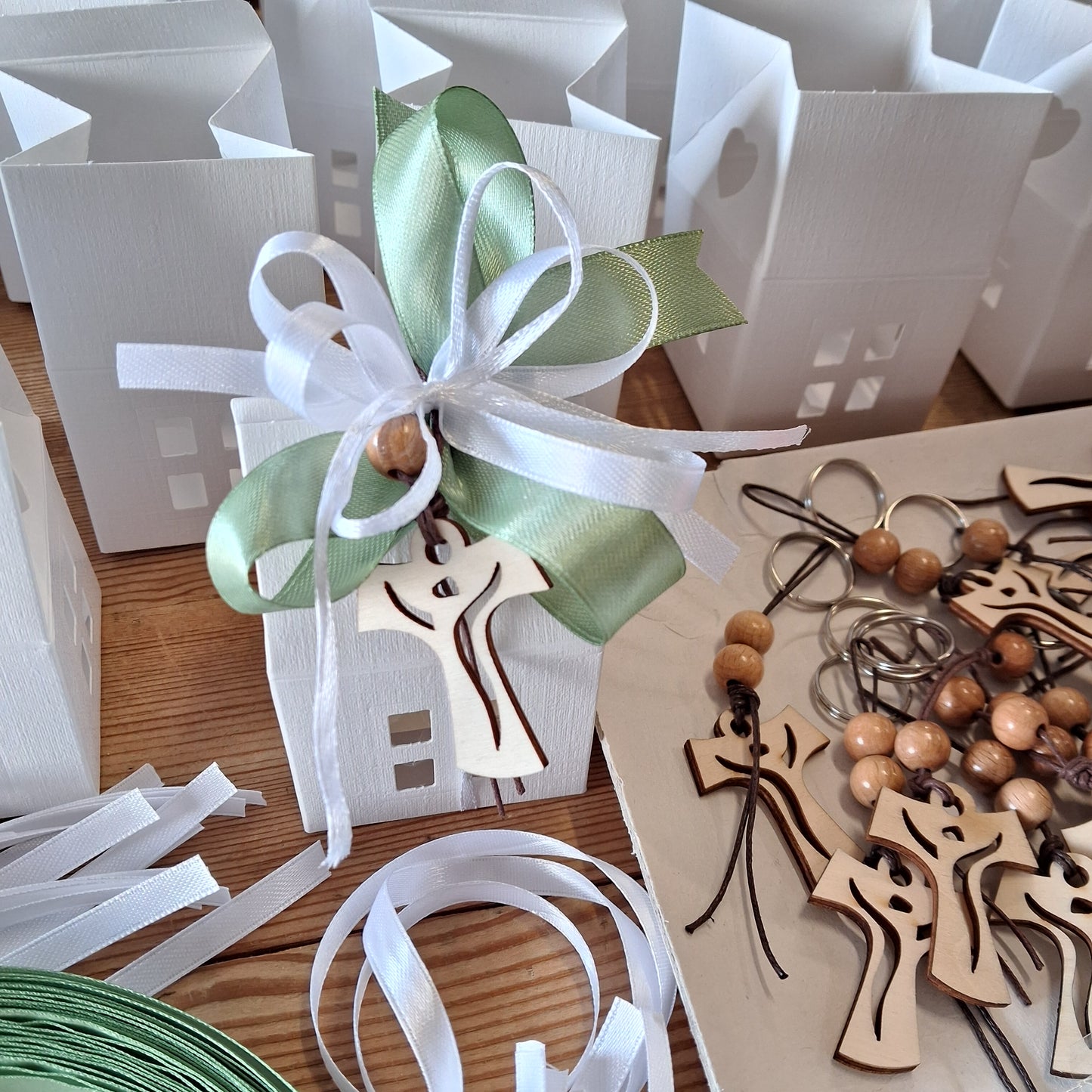 confezionamento fai da te per Santo Giorno Comunione Cresima casetta bianca bianco verde salvia con confetti bomboniere Croce legno francescana  portachiavi Tau idea regalo a maestre catechiste ricordini pensierini