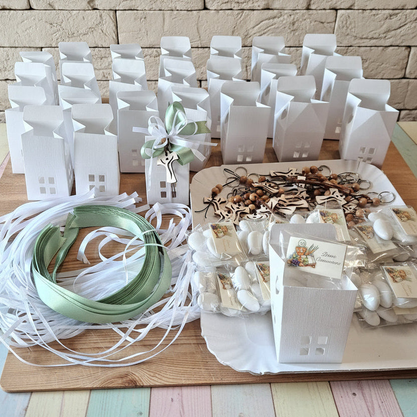 confezionamento di Santo Giorno Comunione Cresima casetta bianca  verde salvia con confetti bomboniere Croce legno francescana  portachiavi Tau idea regalo a maestre catechiste ricordini pensierini