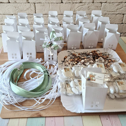 confezionamento di Santo Giorno Comunione Cresima casetta bianca  verde salvia con confetti bomboniere Croce legno francescana  portachiavi Tau idea regalo a maestre catechiste ricordini pensierini