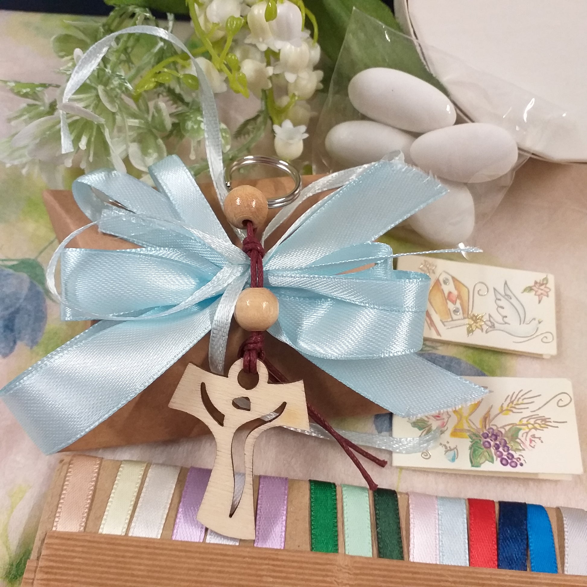 azzurro bambino maschietto bustina cartoncino ecologico kraft bomboniera Comunione Cresima green artigianale fatta a mano Croce Tau Legno portachiavi perline cordino confezionata confetti bigliettini nastrini