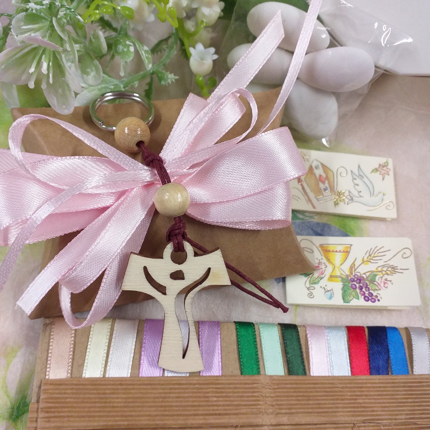 rosa bambina o ragazza bustina cartoncino ecologico kraft bomboniera Comunione Cresima green artigianale fatta a mano Croce Tau Legno portachiavi perline cordino confezionata confetti bigliettini nastrini