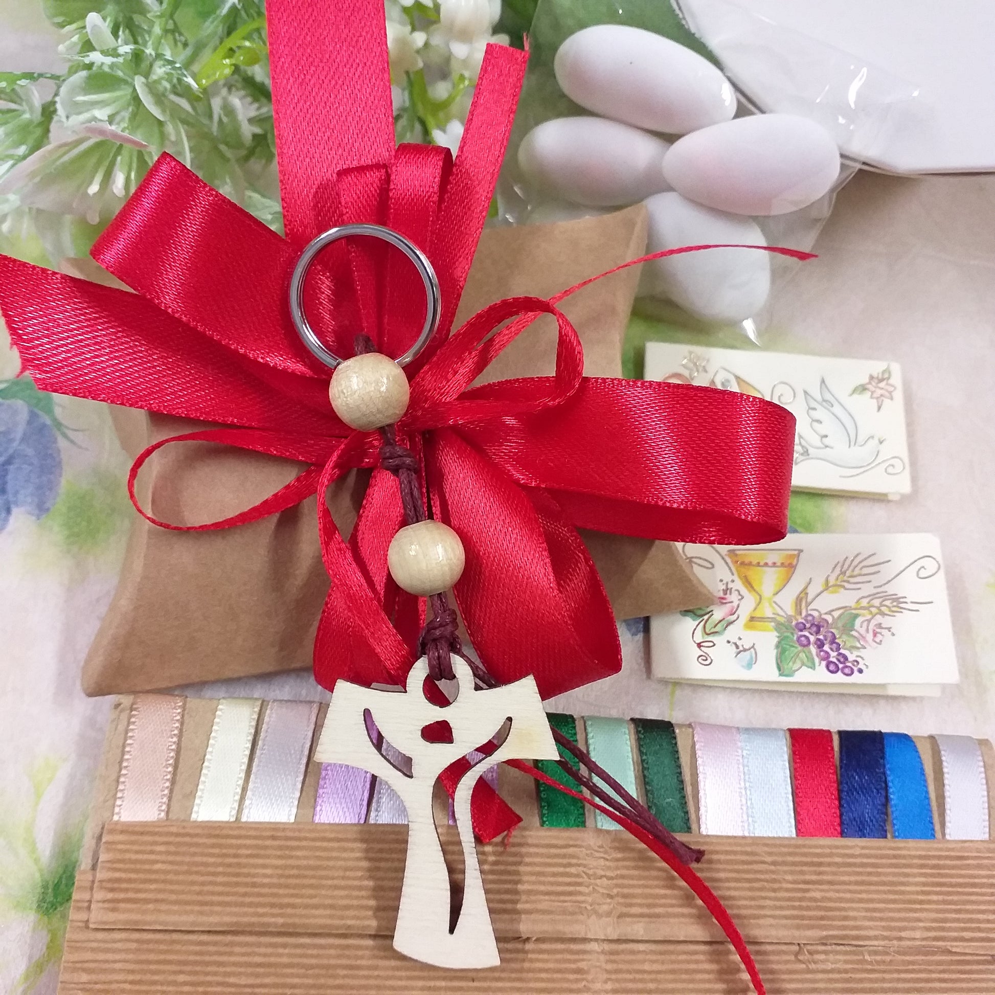 rosso bustina cartoncino ecologico kraft bomboniera Comunione Cresima green artigianale fatta a mano Croce Tau Legno portachiavi perline cordino confezionata confetti bigliettini nastrini
