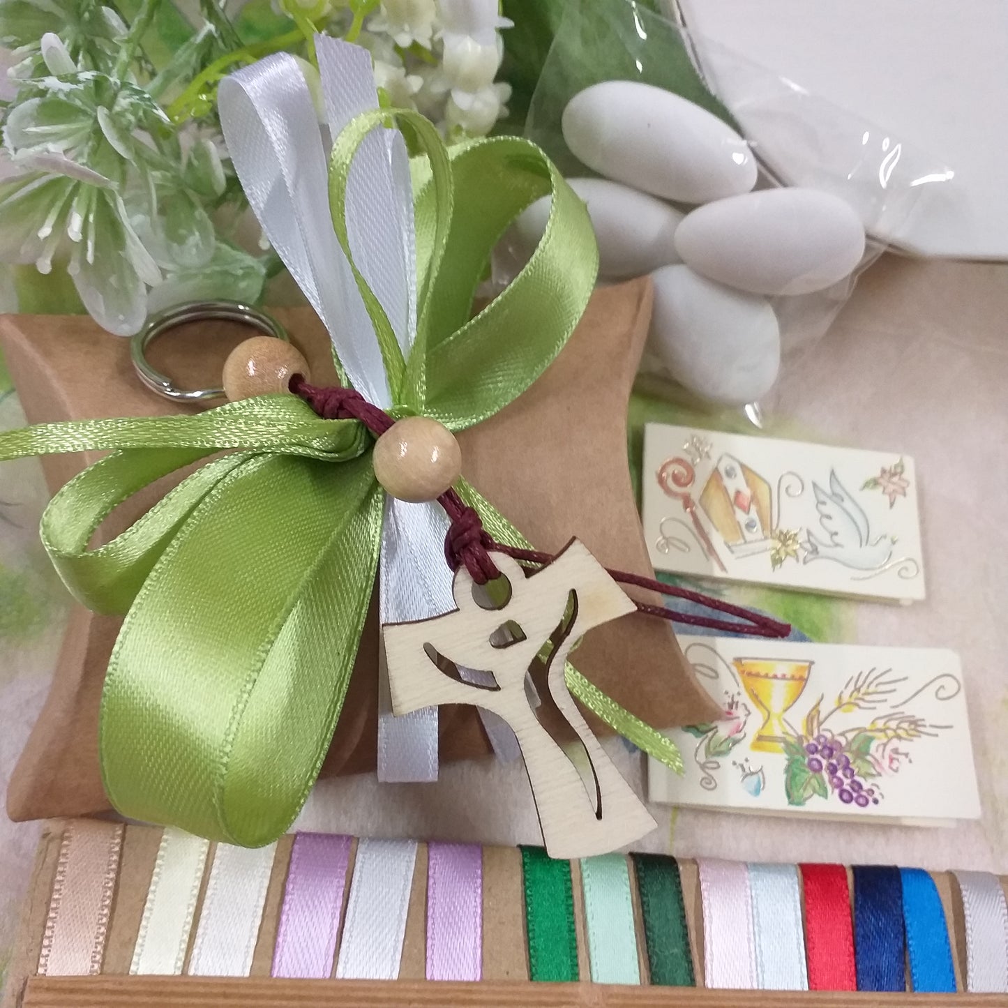 bianco e verde bustina cartoncino ecologico kraft bomboniera Comunione Cresima green artigianale fatta a mano Croce Tau Legno portachiavi perline cordino confezionata confetti bigliettini nastrini