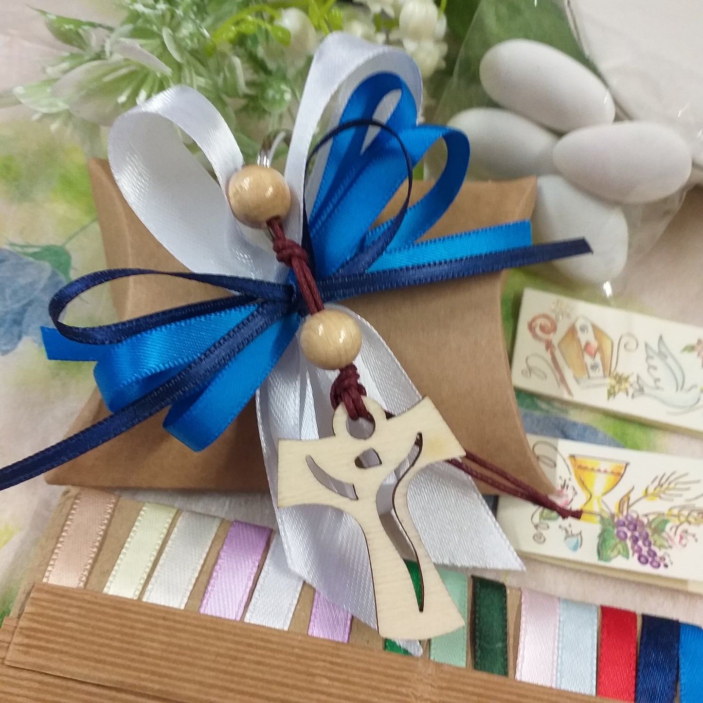 bianco e blu bustina cartoncino ecologico kraft bomboniera Comunione Cresima green artigianale fatta a mano Croce Tau Legno portachiavi perline cordino confezionata confetti bigliettini nastrini