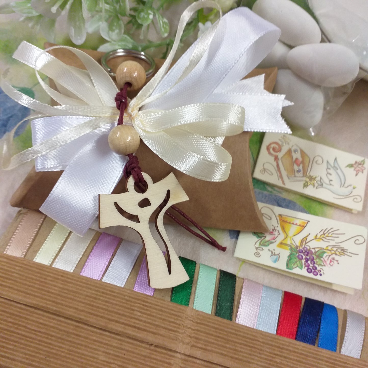coccarda bianca e panna bustina di cartoncino ecologico kraft bomboniera Comunione Cresima green Croce Tau Legno portachiavi perline cordino confezionata confetti italiani bigliettini nastrini