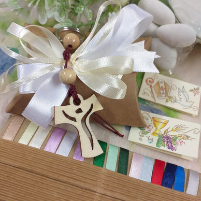 coccarda bianca e panna bustina di cartoncino ecologico kraft bomboniera Comunione Cresima green Croce Tau Legno portachiavi perline cordino confezionata confetti italiani bigliettini nastrini
