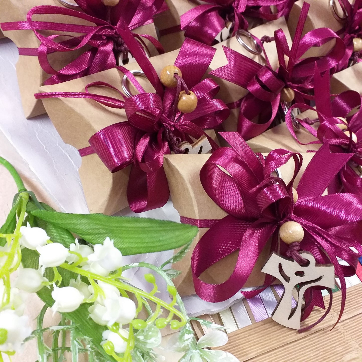 confettata bordeaux bustina cartoncino ecologico kraft bomboniera Comunione Cresima green artigianale fatta a mano Croce Tau Legno portachiavi perline cordino confezionata confetti bigliettini nastrini