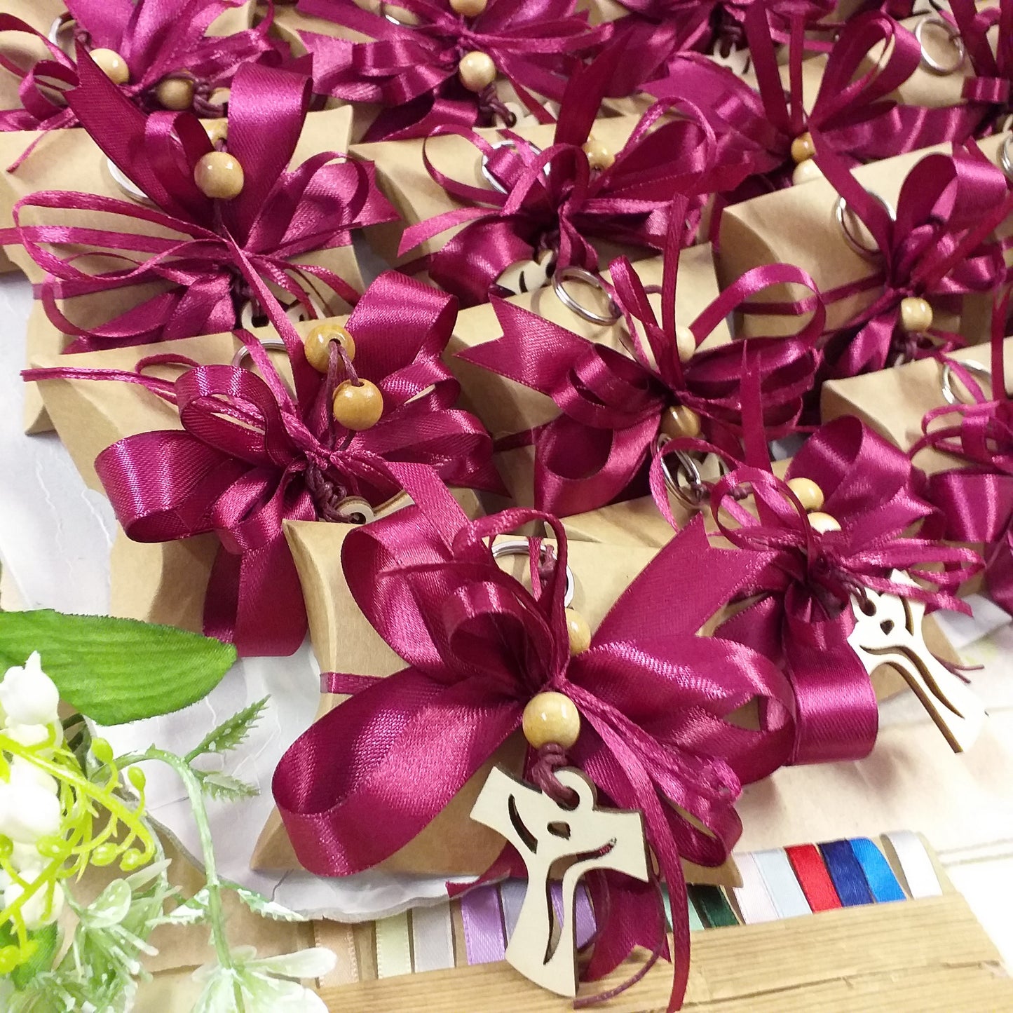 tavolino al ristorante con bustina cartoncino ecologico kraft bomboniera Comunione Cresima green artigianale fatta a mano Croce Tau Legno portachiavi perline cordino confezionata confetti bigliettini nastrini