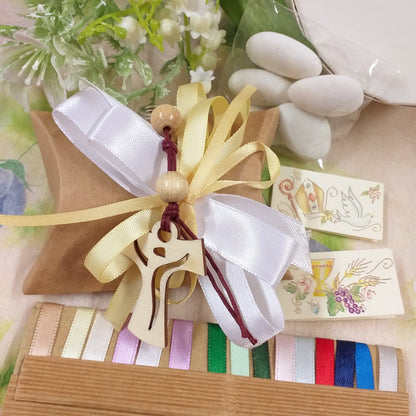 fiocco cremino bianco e bustina di cartoncino ecologico kraft bomboniera artigianale fatta a mano italiana Comunione Cresima green Croce Tau Legno portachiavi perline cordino confezionata confetti bigliettini nastrini